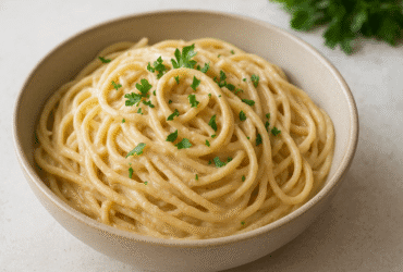 Molho cremoso vegano para massas sem castanha - textura aveludada em espaguete com ervas frescas