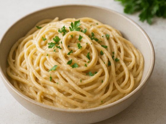 Molho cremoso vegano para massas sem castanha - textura aveludada em espaguete com ervas frescas