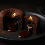 Brownie de chocolate Valrhona com núcleo fondant - corte mostrando interior derretido e exterior crocante