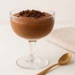 Mousse de chocolate belga Callebaut - textura aérea e sedosa em taça com raspas de chocolate