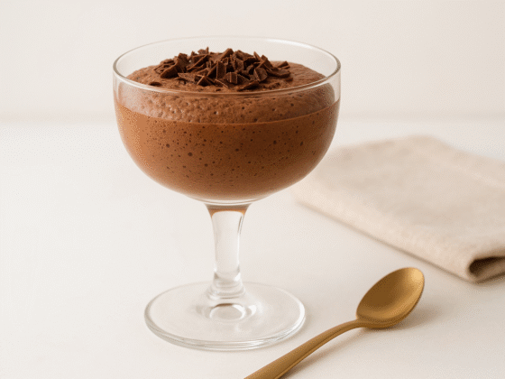 Mousse de chocolate belga Callebaut - textura aérea e sedosa em taça com raspas de chocolate