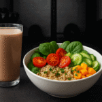 Receita de pós-treino natural - shake proteico e bowl colorido com ingredientes frescos para recuperação muscular