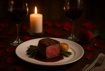 Jantar romântico caseiro cardápio completo - mesa posta com filé mignon, vinho e velas