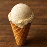 Sorvete de baunilha caseiro cremoso em casquinha, com pontas perfeitas e sementes de baunilha visíveis