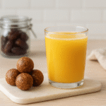 Pré-treino caseiro natural para energia duradoura - shot energético e bolinhas de tâmara sobre bancada de academia