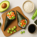 Receita de temaki de salmão fácil, mostrando cones de sushi caseiros com arroz, salmão fresco, abacate e pepino, uma comida japonesa acessível.