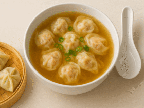 Receita de Wonton Soup autêntica, sopa chinesa com pastinhas (wontons) recheadas de porco e camarão em um caldo claro e aromático.