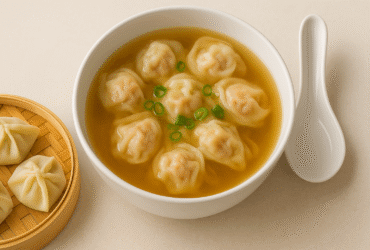 Receita de Wonton Soup autêntica, sopa chinesa com pastinhas (wontons) recheadas de porco e camarão em um caldo claro e aromático.