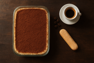 Receita de Tiramisù Clássico Original, a autêntica sobremesa italiana em camadas com creme de mascarpone, café e cacau em pó.