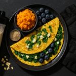 Receitas de café da manhã pré-treino para ganho de massa: omelete de espinafre, batata-doce e aveia com proteína em pó.