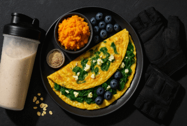 Receitas de café da manhã pré-treino para ganho de massa: omelete de espinafre, batata-doce e aveia com proteína em pó.