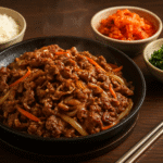 Receita de Bulgogi Coreano, carne bovina fatiada finamente e grelhada com uma marinada doce e salgada de molho de soja, pera e gergelim.