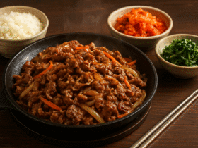 Receita de Bulgogi Coreano, carne bovina fatiada finamente e grelhada com uma marinada doce e salgada de molho de soja, pera e gergelim.