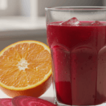 Copo de vidro com suco de beterraba, uma opção de pré-treino caseiro natural para energia e vascularização.